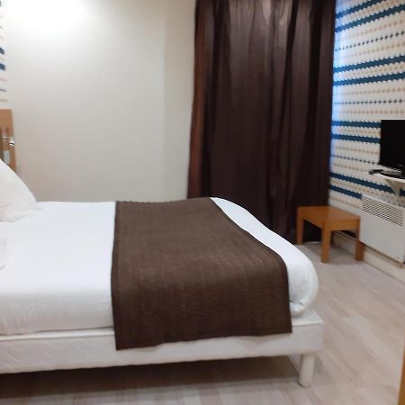 Logis Hotel Restaurant De L'Ecu Монбар Екстериор снимка